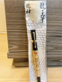 龍神 龍王筆 万年筆 金 龍彫刻 飛龍 龍王筆 万年筆 金 龍彫刻 - メルカリ