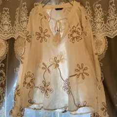 ZARA ♡刺繍入り長袖ブラウス ホワイトベージュ個性的でふんわり素敵❣️のサムネイル