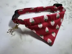 いちご柄バンダナ型首輪 アルファベットM付き（変更可）ハンドメイド
