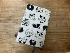 ハンドメイドブックカバー　文庫本サイズ　ねこ・猫・ネコ！　ベージュ