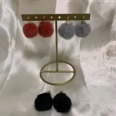 ファーボンボン　ピアス　セット（黒・グレー・赤）