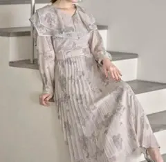 トッコクローゼット ビッグカラーニュアンスフラワープリーツワンピース