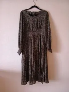 RAYCASSIN 黒地小花柄長袖ワンピース