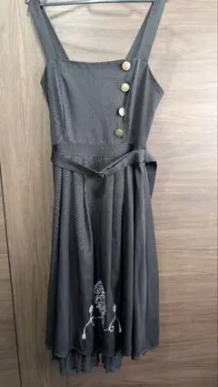 axes femme 鍵刺繍ジャンスカ 黒