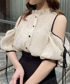 nice claup ナイスクラップオフショルダードット柄シャツ