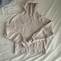 薄いピンク フード付きクロップドパーカー