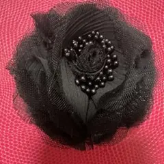 黒い花型ブローチ ビーズ付き