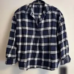 美品UNIQLO チェック柄 長袖シャツ ネイビー Mのサムネイル