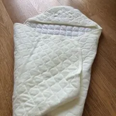 クマ刺繍付きクリーム色ブランケット　おくるみ　キルティング