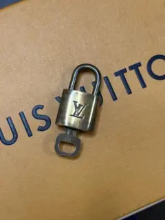 Louis Vuitton 南京錠 パドロック323 カギ2本付き LOUIS VUITTON 南京錠 「323」パドロック 鍵2本付き - メルカリ