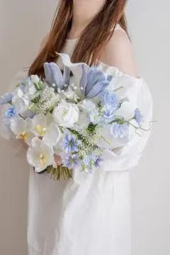 白の胡蝶蘭とブルーのチューリップのブーケ　【ブートニア付】