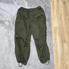 カーゴパンツ オリーブ色 ドローストリング付き