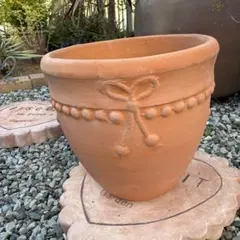 装飾付きテラコッタ植木鉢 38cm - メルカリ