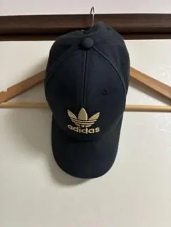 adidas アディダスオリジナルス 黒 キャップ ゴールドロゴ