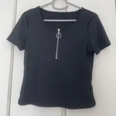 黒のジッパー付き半袖Tシャツ