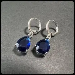 青いクリスタルのフックピアス　ブルー　シルバー　ドロップ型　シンプル　可愛い