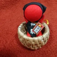 赤い頭部の布製人形 かご入り飛騨