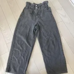 グレーのフリル付き長ズボン