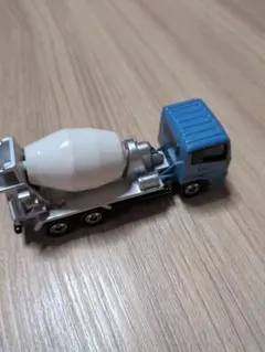 トミカ 日産ディーゼル クオン ミキサー車 ミニカー