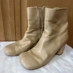 ベージュ ジッパー付き 太ヒールブーツ