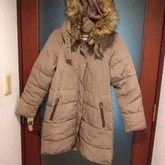 ファー付きベージュダウンジャケット