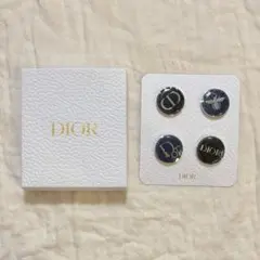 Dior ロゴ入りピンバッジセット 4個（ノベルティ）