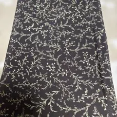 茶色にベージュの花柄の布地