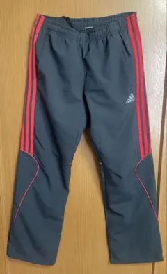 adidas トレーニングパンツ 黒 赤