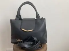 ブラックハンドバッグ ショルダーストラップ付き　ブラック