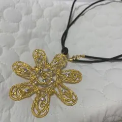 ネックレス　レトロ 花 モチーフ 革紐
