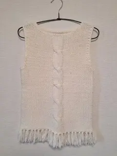 ケーブル編みホワイトニットベスト