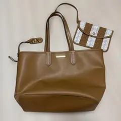 Michael Kors リバーシブルブラウントートバッグ ポーチ・チャーム付き
