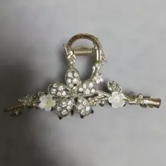 花とクリスタル装飾のヘアクリップ