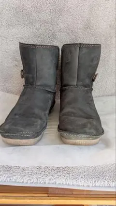 濃いグレーレザーショートブーツ ボタン付き