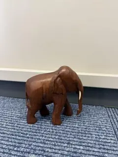 木製の象の彫刻