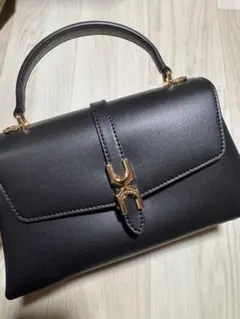 黒いショルダーバッグ 金具付き