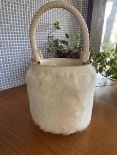 ホワイトフェイクファーハンドバッグ 巾着ポーチ付き