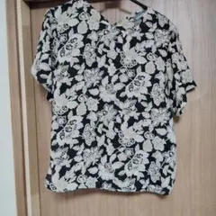 花柄 半袖シャツ 黒とベージュ
