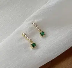 ラスト4点　揺れるエメラルド　パールピアス