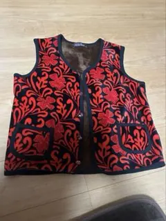 赤と黒の花柄刺繍ベスト