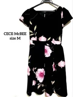 CECIL McBEE 美品　黒地(濃紺)にピンクの花柄 半袖ひざ丈ワンピース
