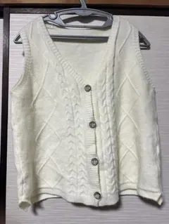 ホワイトケーブル編みニット ベスト