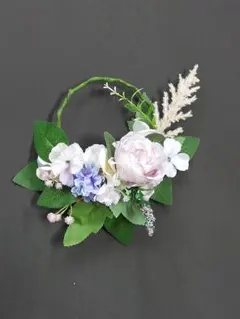 パステルカラーの人工花リース