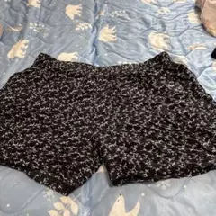 黒と白の花柄ショートパンツ