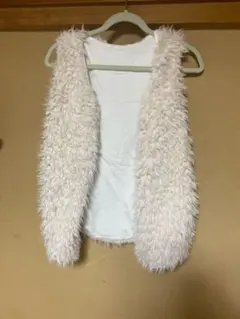 ベージュのファーベスト　ポケット付き