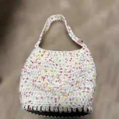 カラフルな点模様のかごバッグ