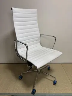 イームズ アルミナムチェア PUレザーホワイト - メルカリ