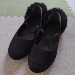 黒いファー付きバレエシューズ（キッズ用）