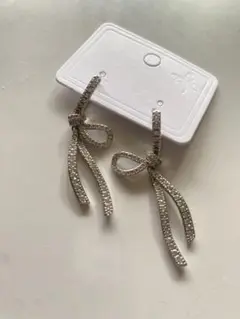【新品】リボン型クリスタルピアス