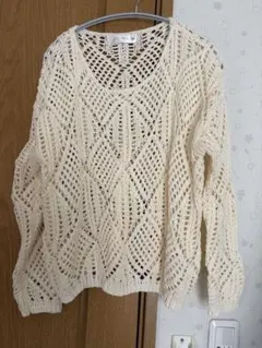 透かし編みアイボリー長袖ニット